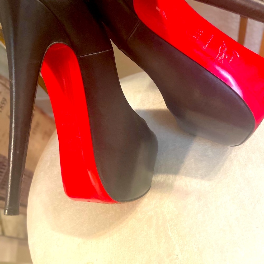 Authentic Christian Louboutin Daffodile 160